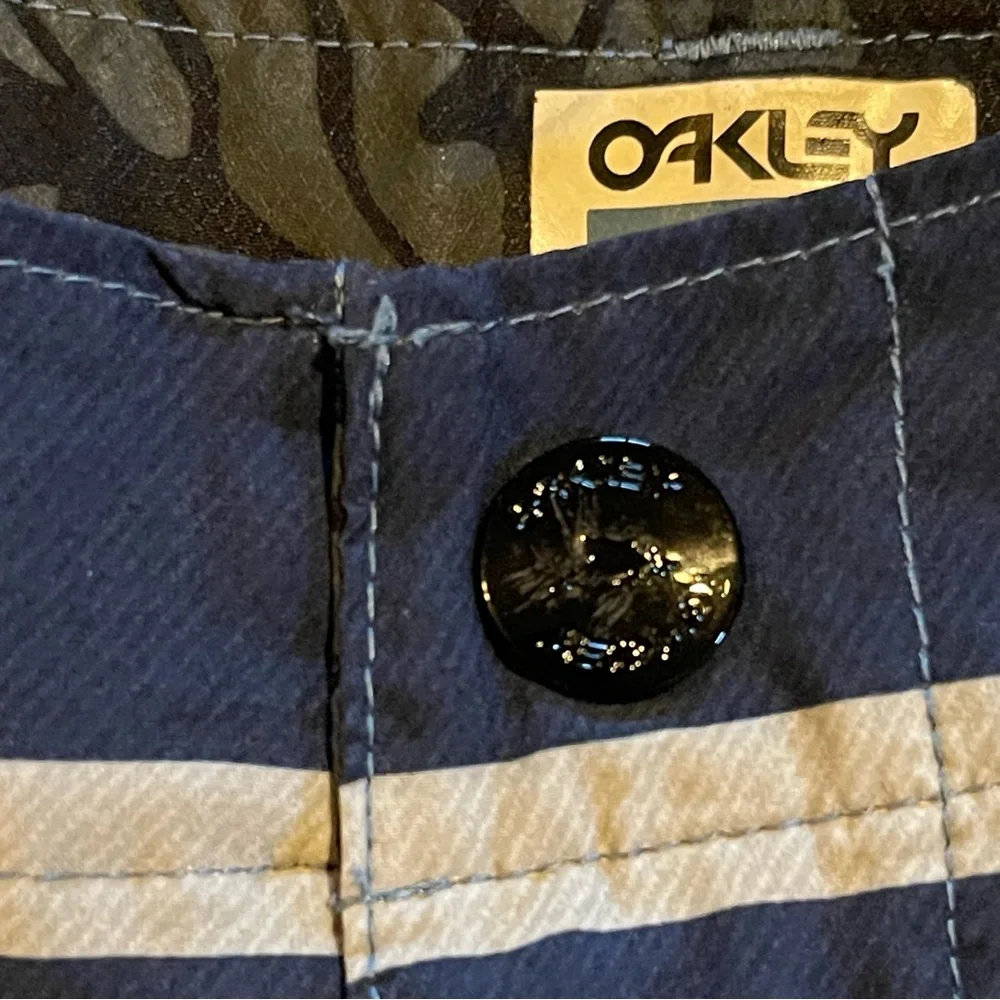 Oakley shorts mens size 30 EUC‎ blue/white